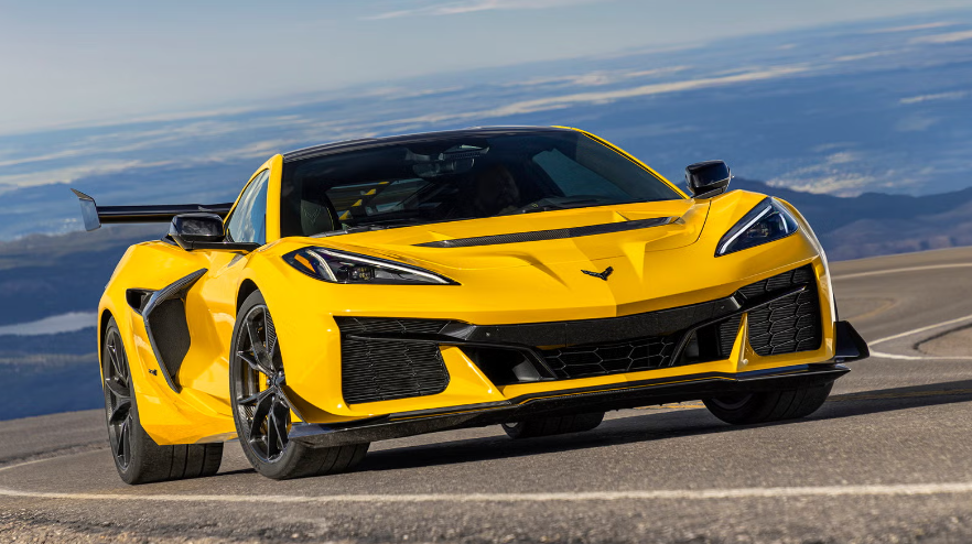 Samochód sportowy Chevrolet Corvette ZR1 z przodu