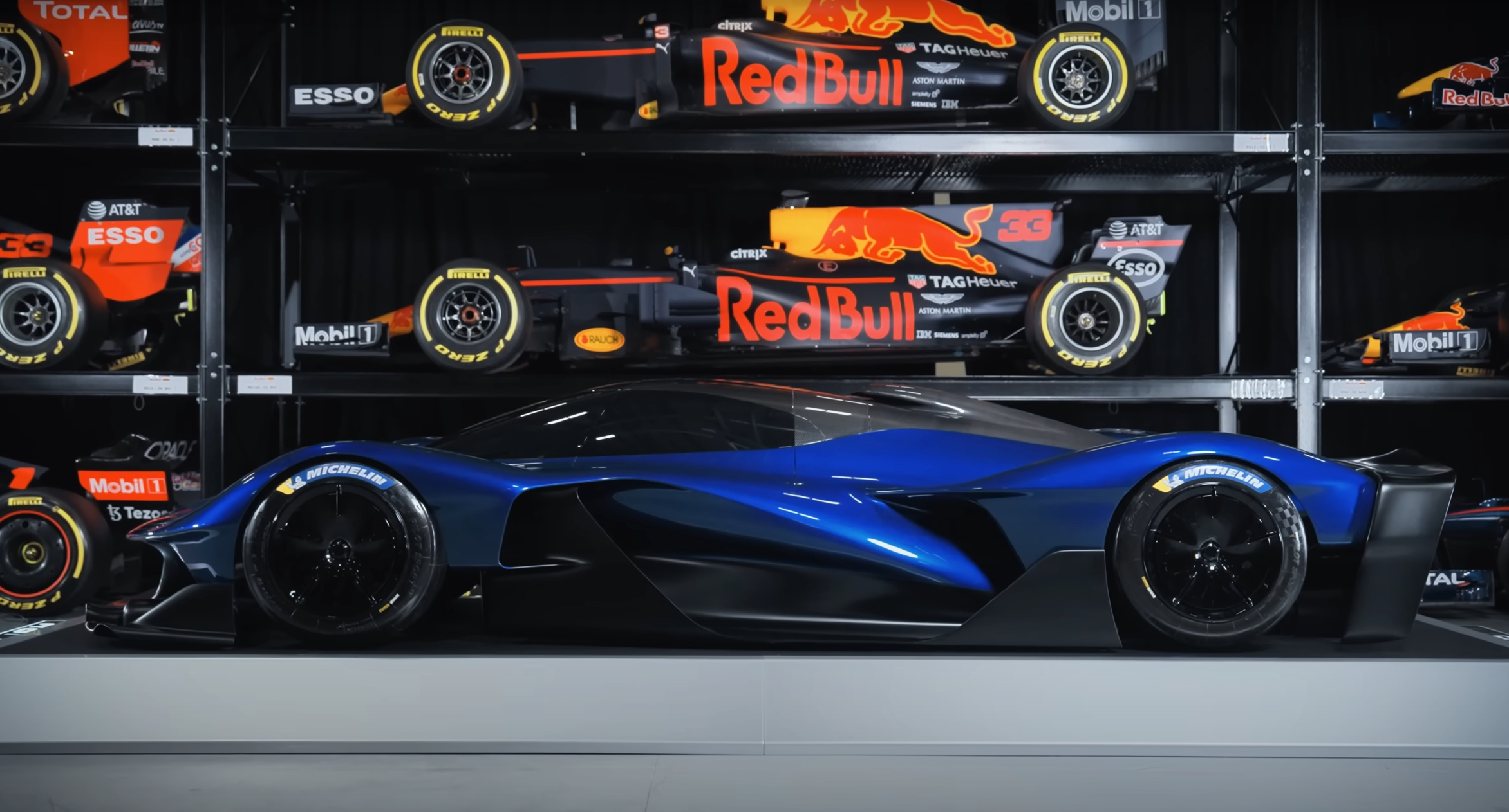 Red Bull RB17 z boku