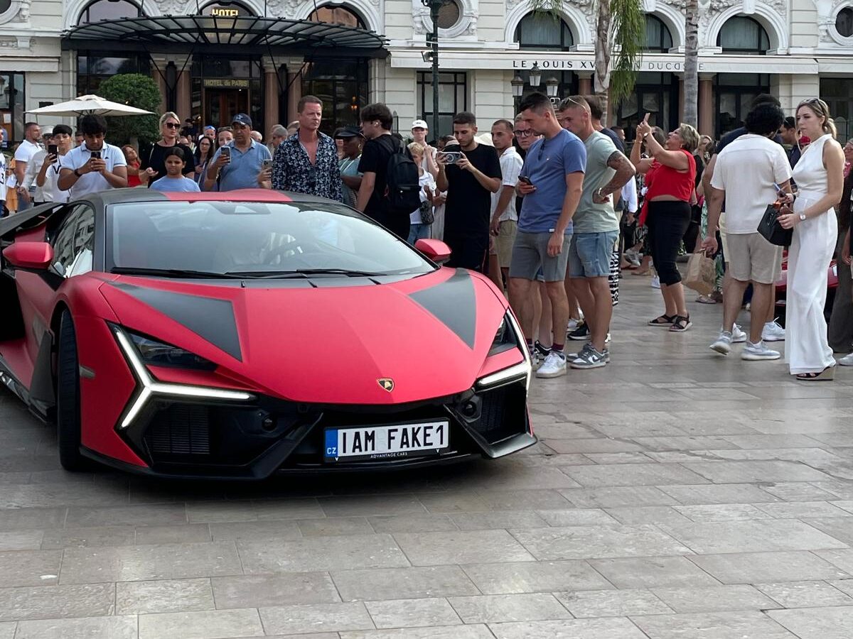 Lamborghini Revuelto wjeżdżające na parking