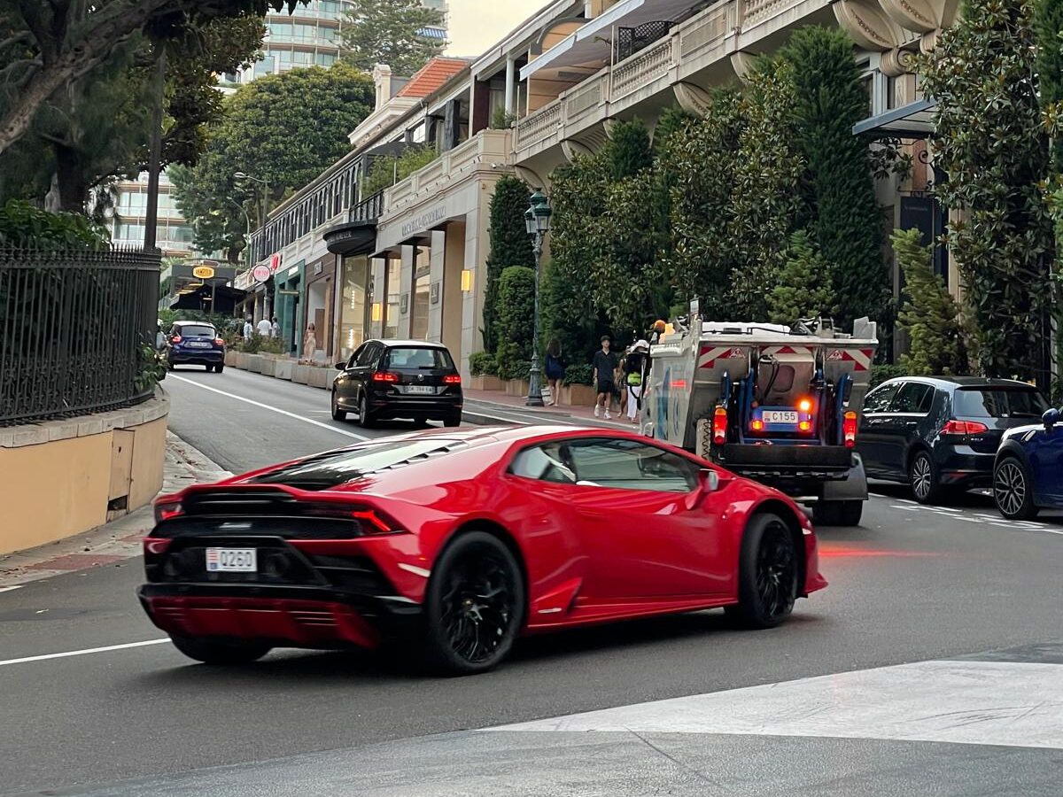 Lamborghini pokonujące zakręt