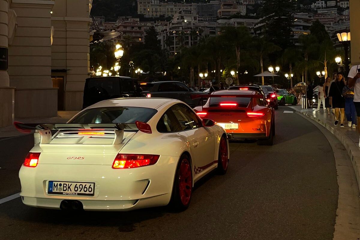 Porsche czekające na wjazd na parking