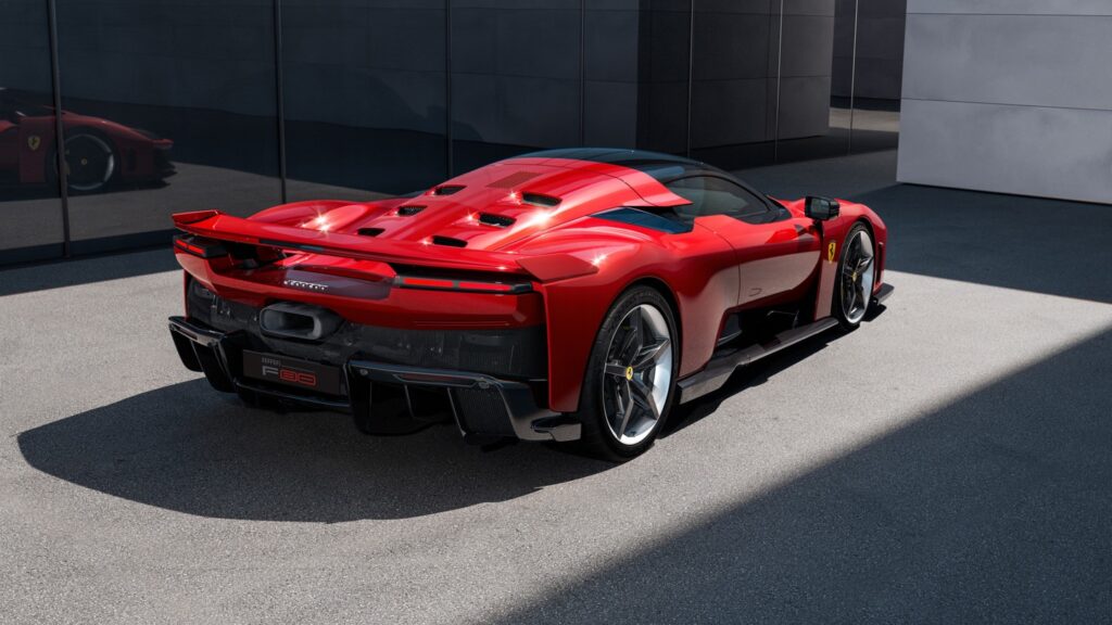 Ferrari F80 widziane od tyłu