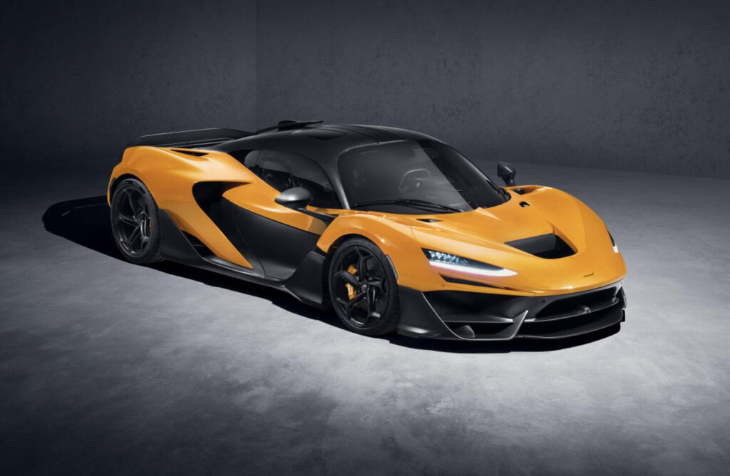 McLaren W1 widziany z przodu