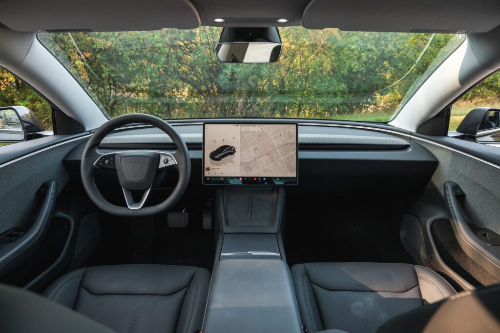 Tesla Model 3 wnętrze