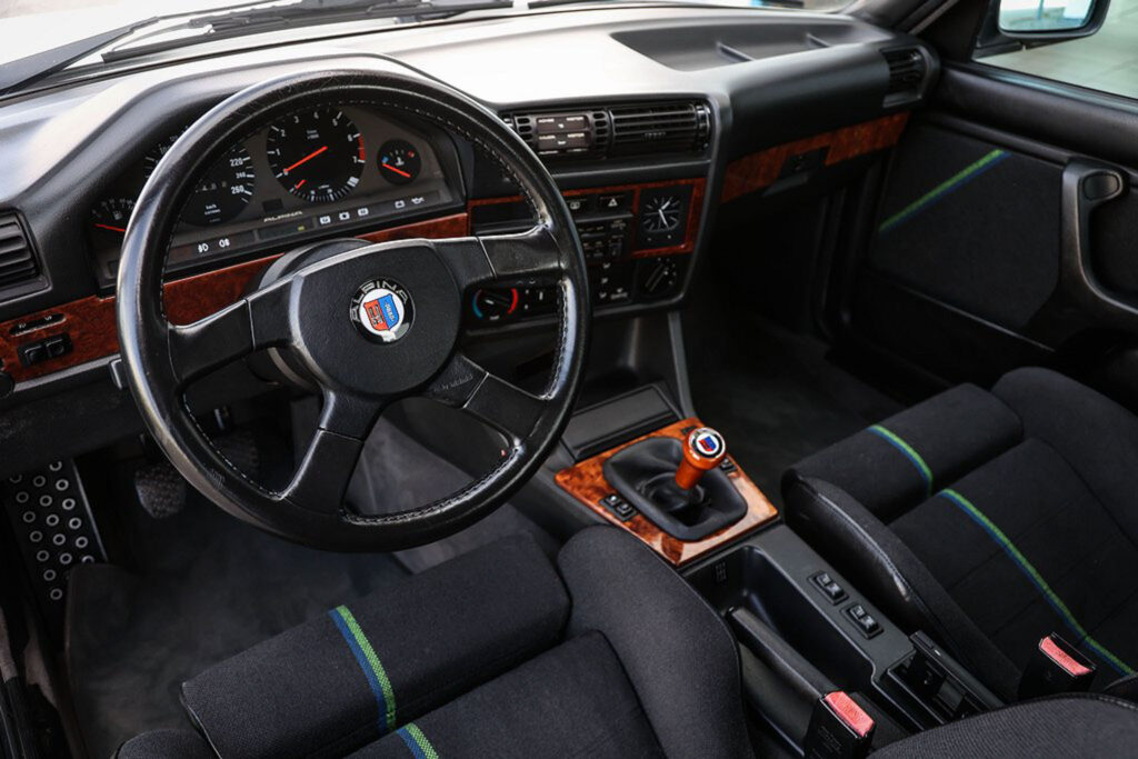 Alpina B6 3.5 E30 1989 w środku