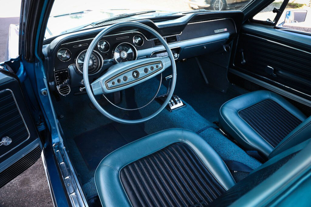 Ford Mustang Fastback 1968 w środku