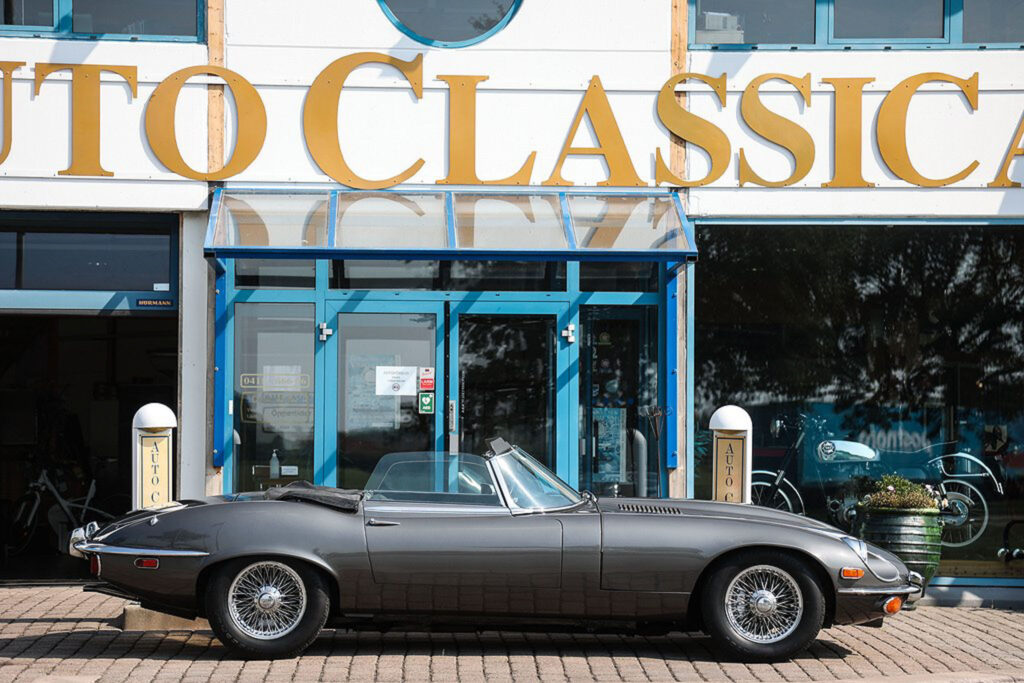 Jaguar E-Type V12 Roadster 1973 z boku