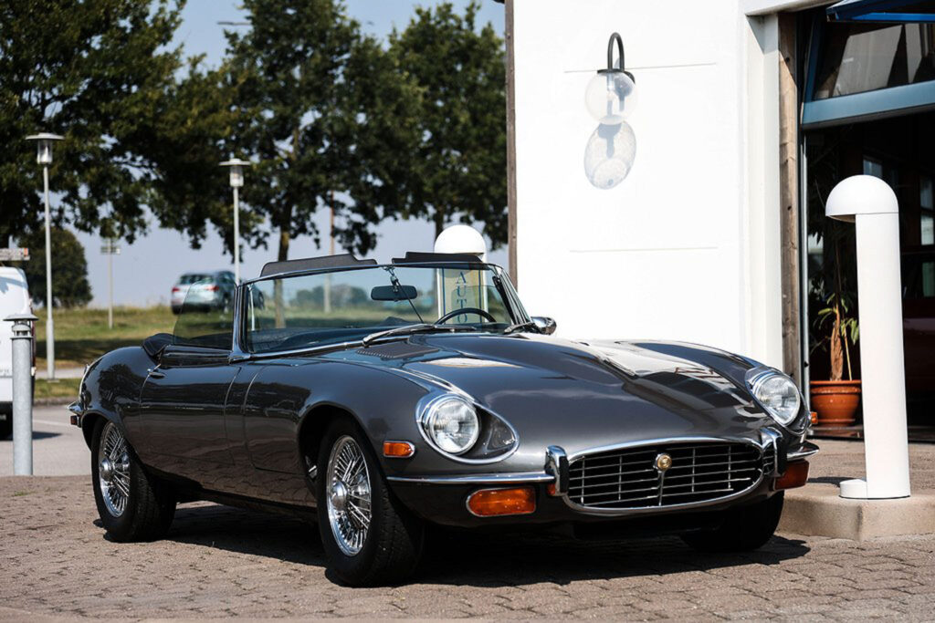 Jaguar E-Type V12 Roadster 1973 z przodu