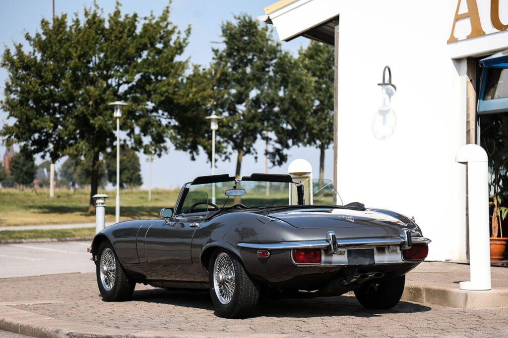 Jaguar E-Type V12 Roadster 1973 z tyłu